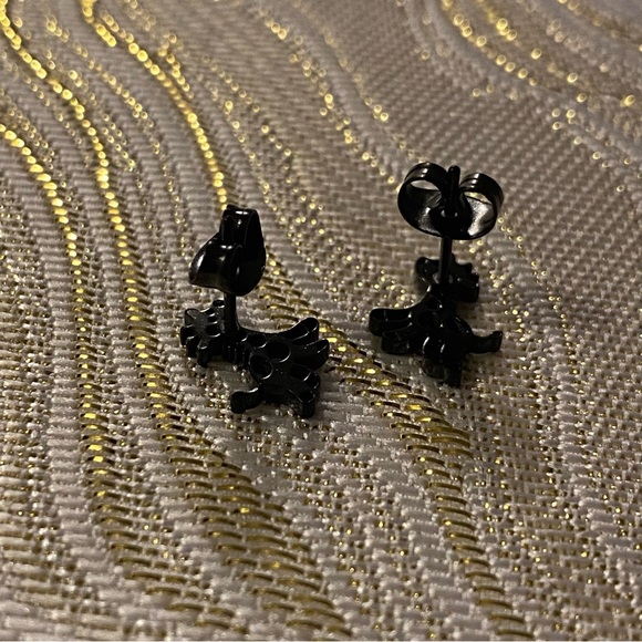 Adorable Smiling Giraffe Stud Earrings (Stainless Steel, Black Gun Metal) 🦒 - Picture 4 of 4